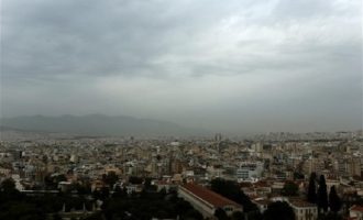 Βροχερός ο καιρός τη Δευτέρα – Ευνοείται η μεταφορά αφρικανικής σκόνης