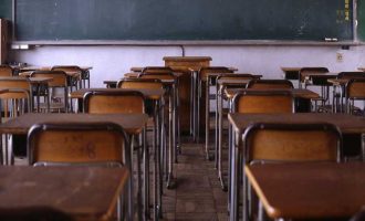 Δάσκαλος καταδικάστηκε γιατί θώπευσε μαθήτρια εν ώρα μαθήματος