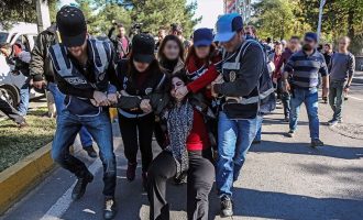 Τούρκοι αστυνομικοί σέρνουν Κούρδισσα βουλευτή ενώ της κλείνουν το στόμα