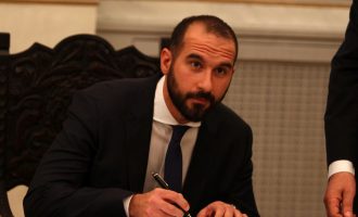 “Σπάει το ρόδι” ο Τζανακόπουλος – Επίσημη πρώτη με briefing