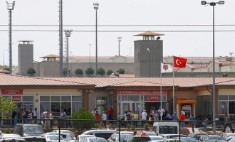 Ο Ερντογάν “στήνει” μακελειό στις φυλακές για να σκοτώσει κρατούμενους πραξικοπηματίες