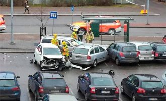Πανικός στο Ελσίνκι: Αυτοκίνητο έπεσε πάνω στο πλήθος (φωτο)