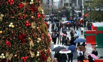 Ανοιχτά αύριο Κυριακή τα καταστήματα – Το εορταστικό ωράριο των Χριστουγέννων