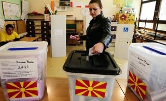 Εκλογές στην ΠΓΔΜ: Μικρό προβάδισμα του κόμματος Γκρούεφσκι