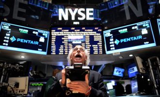 Ξέφρενο ράλι στη  Wall Street – Μια ανάσα από τις 20.000 μονάδες ο Dow Jones