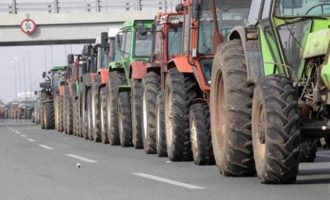 Αμετακίνητοι στα μπλόκα οι αγρότες στη βόρεια Ελλάδα