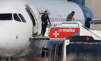 Λήξη συναγερμού στη Μάλτα: Παραδόθηκαν οι αεροπειρατές που ζητούσαν απελευθέρωση γιου του Καντάφι