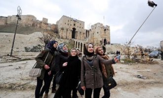 Όμορφες Σύρες από τη Δαμασκό πήγαν στο Χαλέπι για να βγάλουν selfie (φωτο)