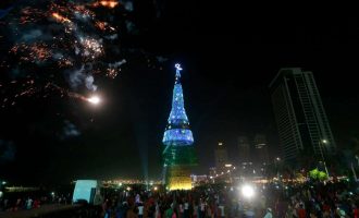 Στη Σρι Λάνκα το ψηλότερο χριστουγεννιάτικο δέντρο στον κόσμο (φωτο και βίντεο)