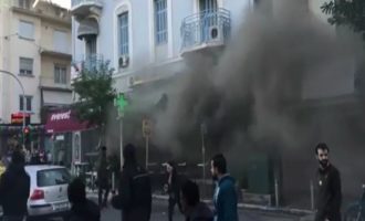 Έκτακτο: Ισχυρή έκρηξη σε κατάστημα στην πλατεία Βικτωρίας (βίντεο)