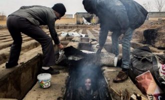 Ιράν: Άστεγοι κοιμούνται σε τάφους νεκροταφείου (φωτο)