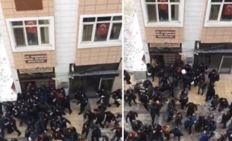Έξαλλος τουρκικός όχλος επιτέθηκε στα γραφεία του HDP στην Καισάρεια (βίντεο)