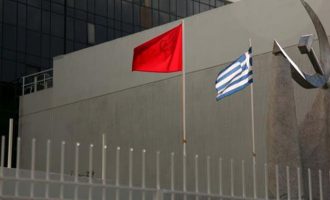 ΚΚΕ: Τραγέλαφος που παραπέμπει σε παρασκηνιακό παζάρι η «υπουργοποίηση» Αποστολάκη