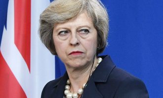 Ο κύβος ερρίφθη: Σκληρό Brexit ανακοίνωσε η Μέι