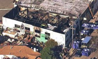 Τουλάχιστον 36 οι νεκροί από φωτιά σε αποθήκη στο Όκλαντ (βίντεο)