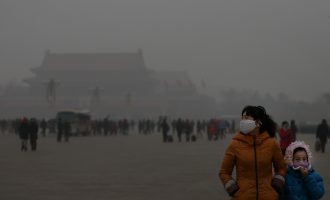 Τοπίο στην αιθαλομίχλη το Πεκίνο – Στο κόκκινο ο συναγερμός (βίντεο)