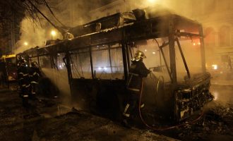Πυρπολήθηκαν τρία τρόλεϊ στην Πατησίων – Ζημιές σε σταθμό του ΗΣΑΠ (βίντεο)
