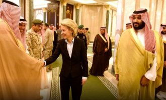 Η υπουργός Άμυνας της Γερμανίας αρνήθηκε να φορέσει μαντίλα στη Σαουδική Αραβία