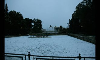 Δείτε εντυπωσιακές φωτογραφίες από τη χιονισμένη Αθήνα (φωτο)