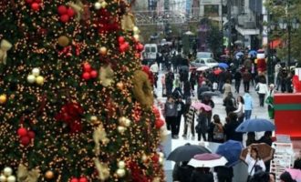 Ανοιχτά τα καταστήματα αύριο Κυριακή – Πόσο θα κοστίσει το χριστουγεννιάτικο τραπέζι