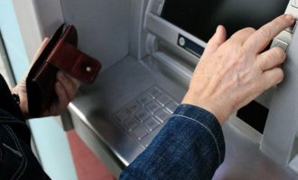 Δικαστήριο δικαίωσε 76χρονη θύμα κλοπής κάρτας ATM – Επιστράφηκε το ποσό