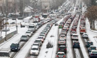 Θεσσαλονίκη: Θρίλερ για χιλιάδες εγκλωβισμένους οδηγούς στους παγωμένους δρόμους