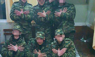 Πρόκληση: Στρατιώτες σχηματίζουν με τα χέρια τους τον “αλβανικό αετό” – Τους εντόπισε το ΓΕΣ