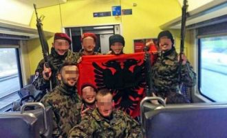 Αλβανοί νεοσύλλεκτοι στον Ελβετικό Στρατό έδειξαν κι εκεί το… πουλί τους