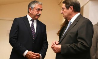 Κυπριακό: Ο Ακιντζί ισχυρίζεται ότι ο Αναστασιάδης “τα πήρε” και “βρόντηξε” πίσω του την πόρτα