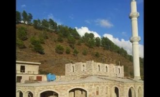 Ιμάμηδες γυρνάνε στα χωριά της Βορείου Ηπείρου, χτίζουν τζαμιά και εξισλαμίζουν Έλληνες