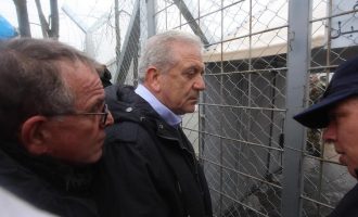 Αβραμόπουλος από Λέσβο: Λύση για τους πρόσφυγες εδώ και τώρα