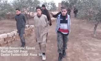 Παιδιά στρατιώτες του Ισλαμικού Κράτους παραδίδονται στους Κούρδους (βίντεο)