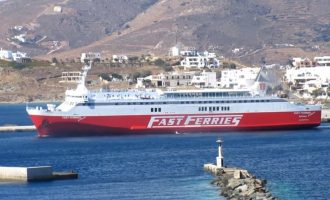 Θρίλερ: Στο λιμάνι της Τήνου προσέκρουσε το Fast Ferries Άνδρος