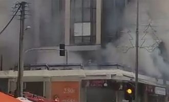 Συναγερμός στην Πυροσβεστική: Φωτιά σε διαμέρισμα πρώτου ορόφου στο Γαλάτσι (βίντεο)