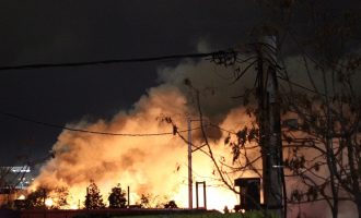 Ακόμα καίει η φωτιά στην αποθήκη ελαστικών στον Ταύρο (βίντεο)