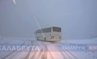 Καλάβρυτα: Λεωφορείο του ΚΤΕΛ εγκλωβίστηκε για μια ώρα λόγω του χιονιά (φωτο)