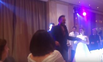 Ο Μουζουράκης “μπούκαρε” στο γαμήλιο πάρτυ της «πρώην» του (βίντεο)