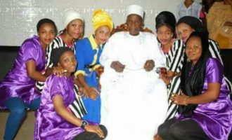 Πέθανε ο Νιγηριανός που είχε υποχρεωθεί να χωρίσει τις 82 από τις 86 συζύγους του