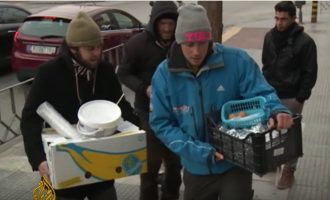 Πρόσφυγες μοιράζουν φαγητό σε άστεγους στη Θεσσαλονίκη (βίντεο)
