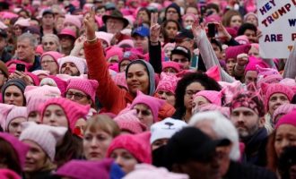 Οι φιλελέδες εξευτέλισαν τους κόκκινους σκούφους της δημοκρατίας με τα ροζ pussyhat