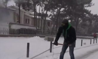 Απίστευτο: Έκανε σκι στους… δρόμους της Τούμπας (βίντεο)