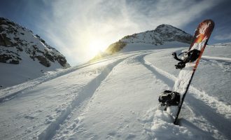 Απίστευτο: Snowboard στα στενά της Σκοπέλου (βίντεο)