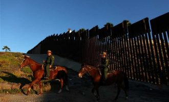 Ο Τραμπ υπέγραψε να ξεκινήσει άμεσα η ανέγερση τείχους στα σύνορα με το Μεξικό