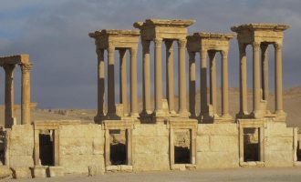 Παλμύρα: Το Ισλαμικό Κράτος κατέστρεψε το Τετράπυλον και μέρος του αρχαίου Θεάτρου