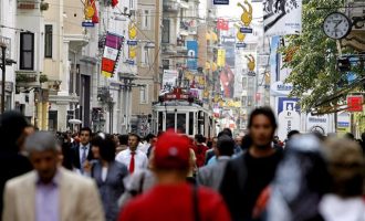 Προς διψήφιο πληθωρισμό η Τουρκία, λόγω της “βουτιάς” της λίρας
