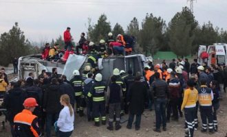 Tουρκία: Τρεις νεκροί αστυνομικοί και εννέα τραυματίες σε έκρηξη στο Ντιγιάρμπακιρ (βίντεο)