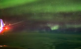 Μαγευτικές εικόνες: Το Βόρειο Σέλας από το παράθυρο ενός αεροπλάνου (βίντεο)