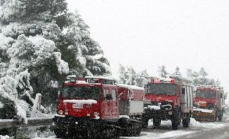 Ασθενείς και εγκλωβισμένους από τα χιόνια μεταφέρει η Πυροσβεστική