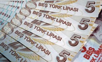 Καταρρέει η τουρκική λίρα, έρχονται βαριές κυρώσεις από ΗΠΑ
