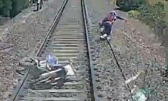 Απίστευτο βίντεο: Ο ποδηλάτης που γλύτωσε το θάνατο από τρένο που έτρεχε με 160 χλμ.